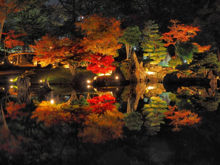 関西・滋賀のおすすめ紅葉スポット「彦根城・玄宮園」