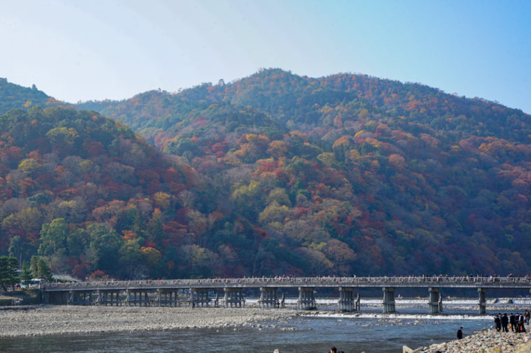 京都・嵐山の紅葉スポット「渡月橋」