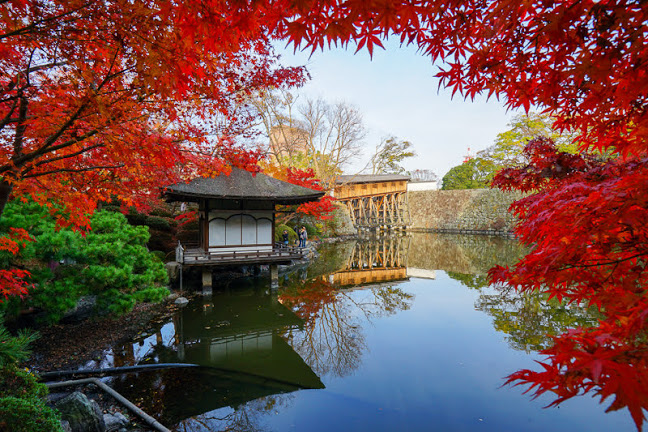 関西・和歌山のおすすめ紅葉スポット「和歌山城西之丸庭園(紅葉谷亭)」