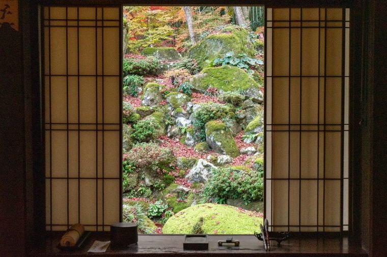 滋賀の絶景「石の寺 教林坊」の紅葉と掛軸庭園