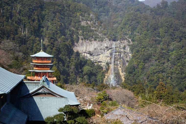 青岸渡寺の三重の塔と那智の滝