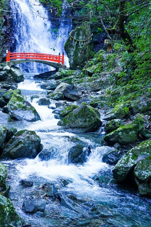 大阪のおすすめ絶景スポット「犬鳴山七宝瀧寺 行者の滝」